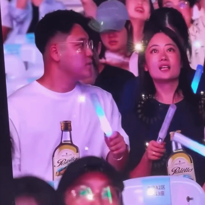 Cô gái từ chối kisscam với bạn trai, quay sang làm điều bất ngờ với bạn thân khiến khán đài la hét dữ dội Ảnh 1