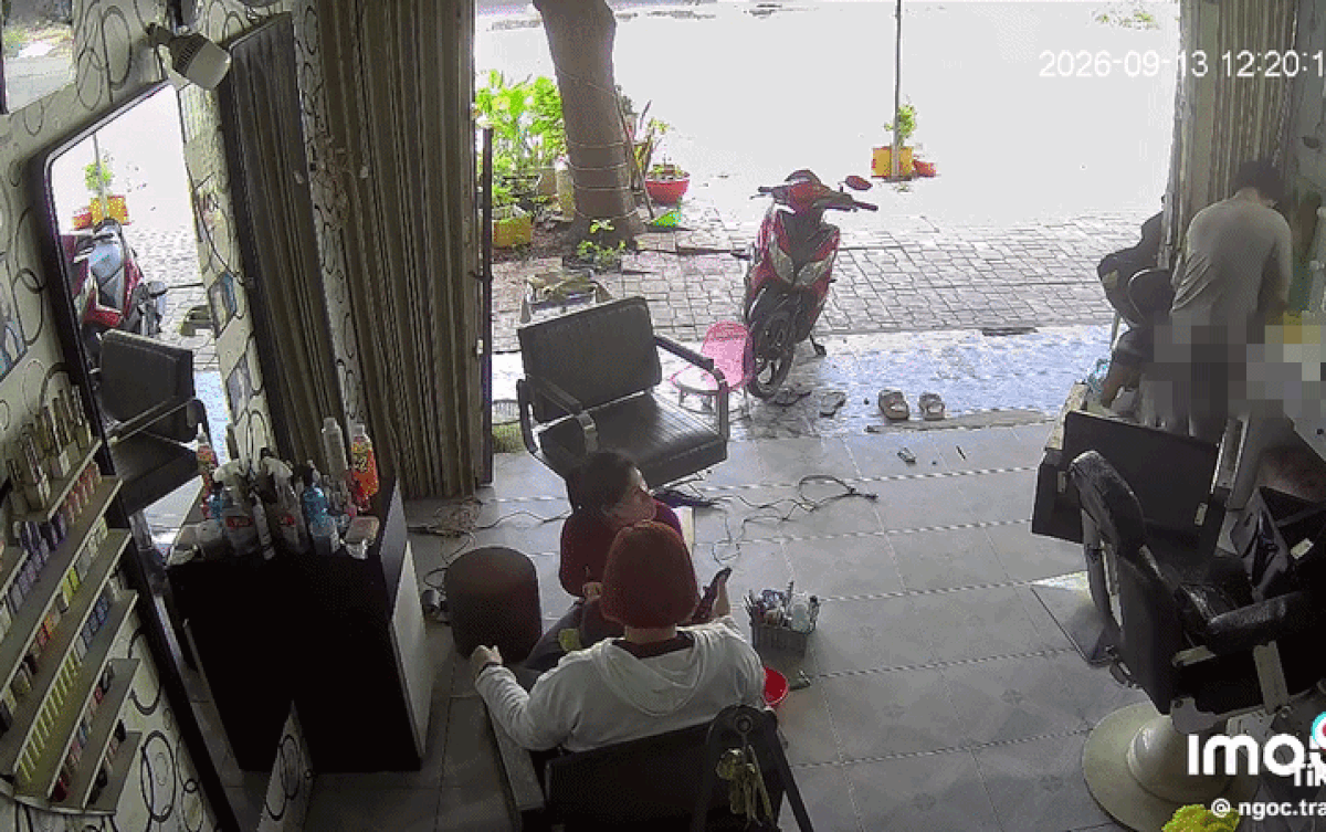 Camera an ninh ghi lại tình huống 'dở khóc dở cười' xảy ra tại cửa tiệm làm đẹp. Nguồn: Ngọc Trân/Ảnh cắt từ clip