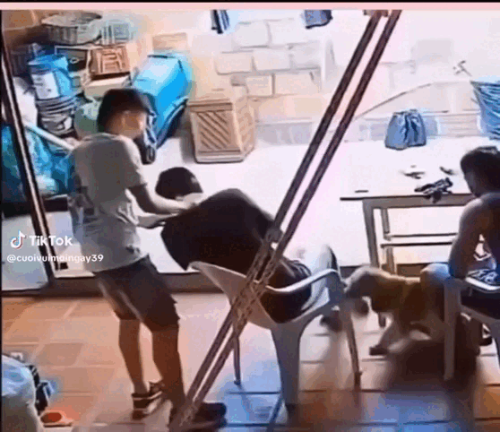Nam thanh niên bị con chó rượt đuổi, xem diễn biến khiến ai cũng sợ hãi Ảnh 2