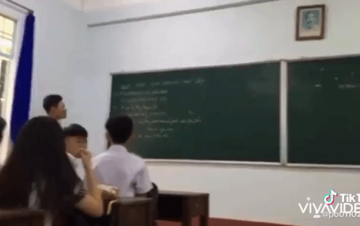 Thần thái của nam sinh khi lên bục giảng nhận phần thưởng khiến cả lớp 'cười bò'. Ảnh cắt từ clip
