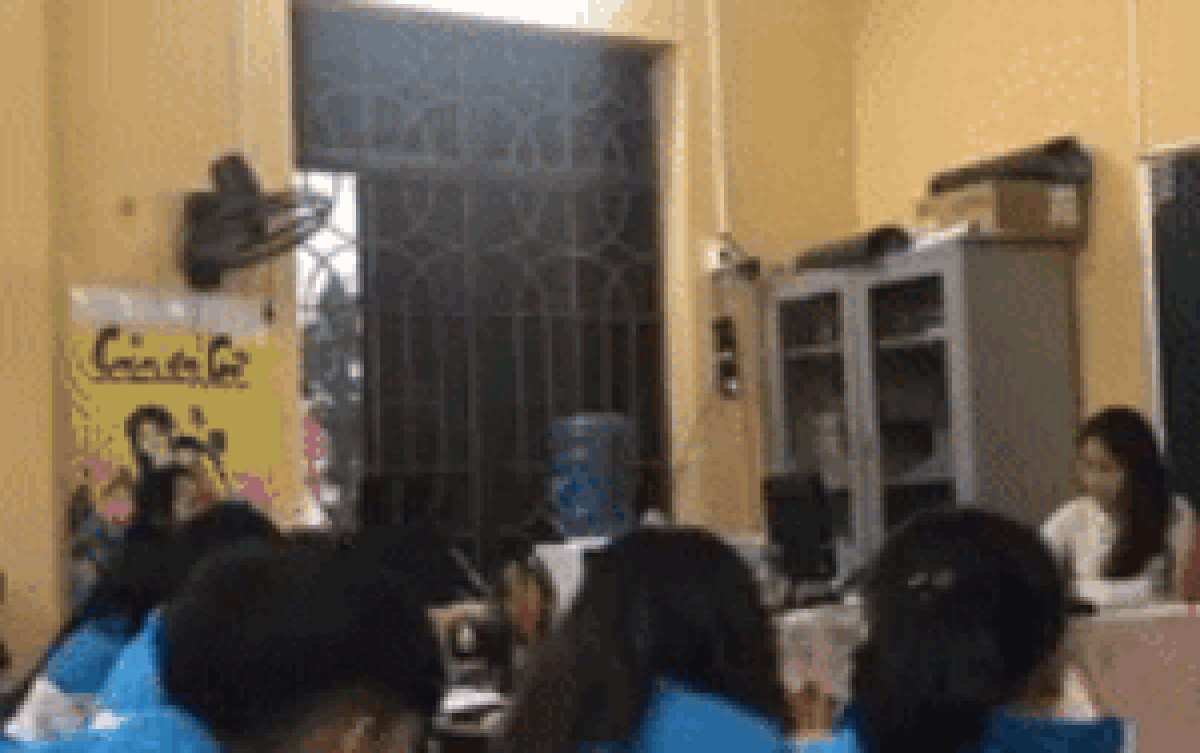 Nam sinh mạnh dạn hỏi 'Cô có thương bọn em không?'. Ảnh cắt từ clip