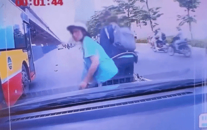 Clip: Nữ sinh cúi đầu cảm ơn tài xế, biết lý do ai cũng khen ngợi Ảnh 1