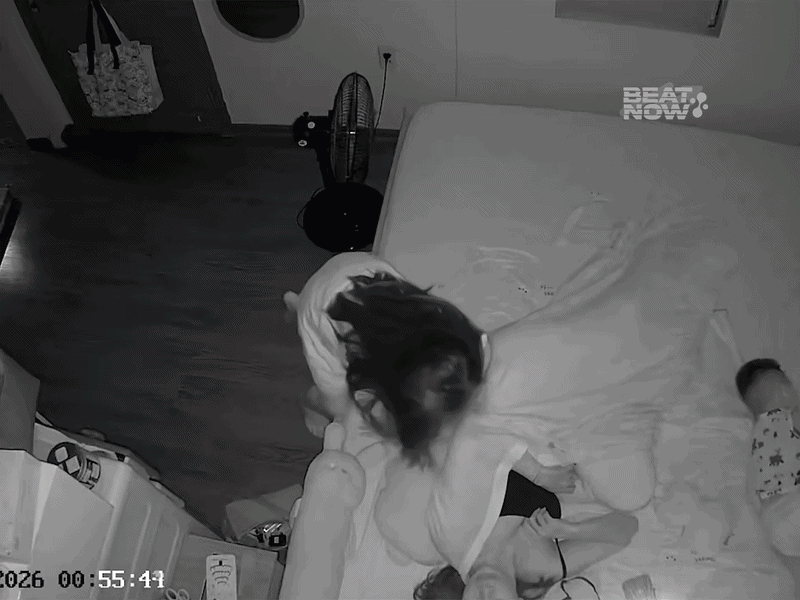 Lúc 1h sáng, bé gái vào phòng gọi mẹ dậy đưa đi học. Ảnh cắt từ clip