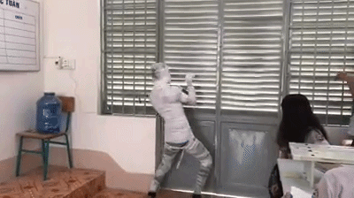 Clip: Nam sinh hóa trang kinh dị, phản ứng của cô giáo gây bàn tán Ảnh 1