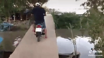 Tạm biệt bạn bè rồi lái xe qua cầu, nam thanh niên gặp cái kết gây bàng hoàng Ảnh 1