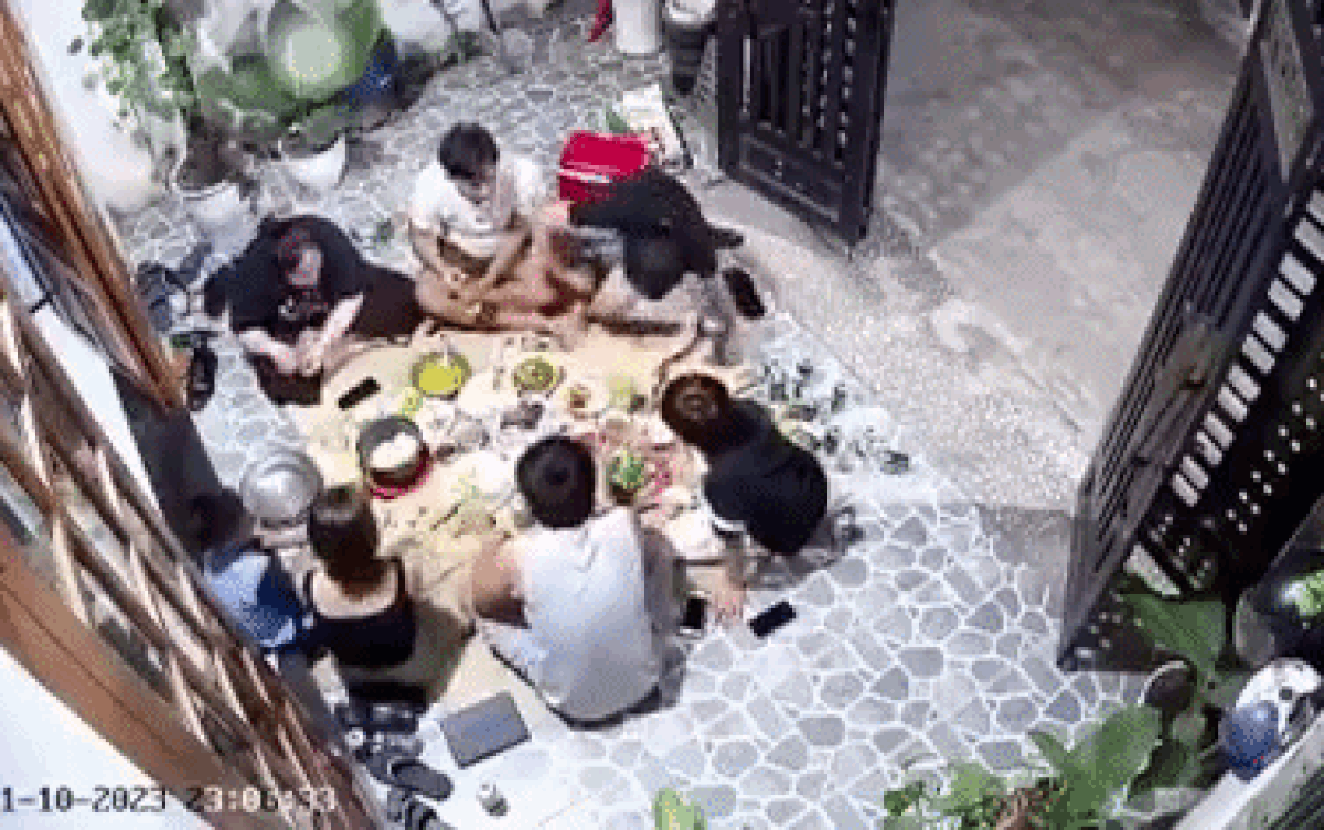 Con rắn bò vào mâm cơm trong khi mọi người đang ngồi ăn uống, trò chuyện.