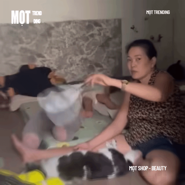 Vừa vào phòng mẹ, nam thanh niên liền phát hiện cảnh tượng bất ngờ: Mẹ để cháu trai tự ngủ, còn ngồi quạt mát cho... chú chó cưng.