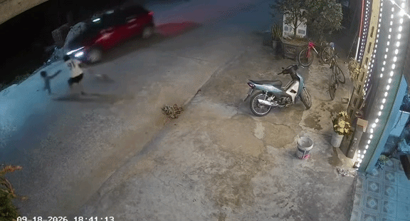 Bé gái thiếu quan sát lao ra trước đầu xe ô tô, người đàn ông có phản ứng gây chú ý Ảnh 2