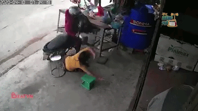 Con dao trên bàn bán thịt văng xuống xuýt trúng cô gái và người phụ nữ bán thịt.