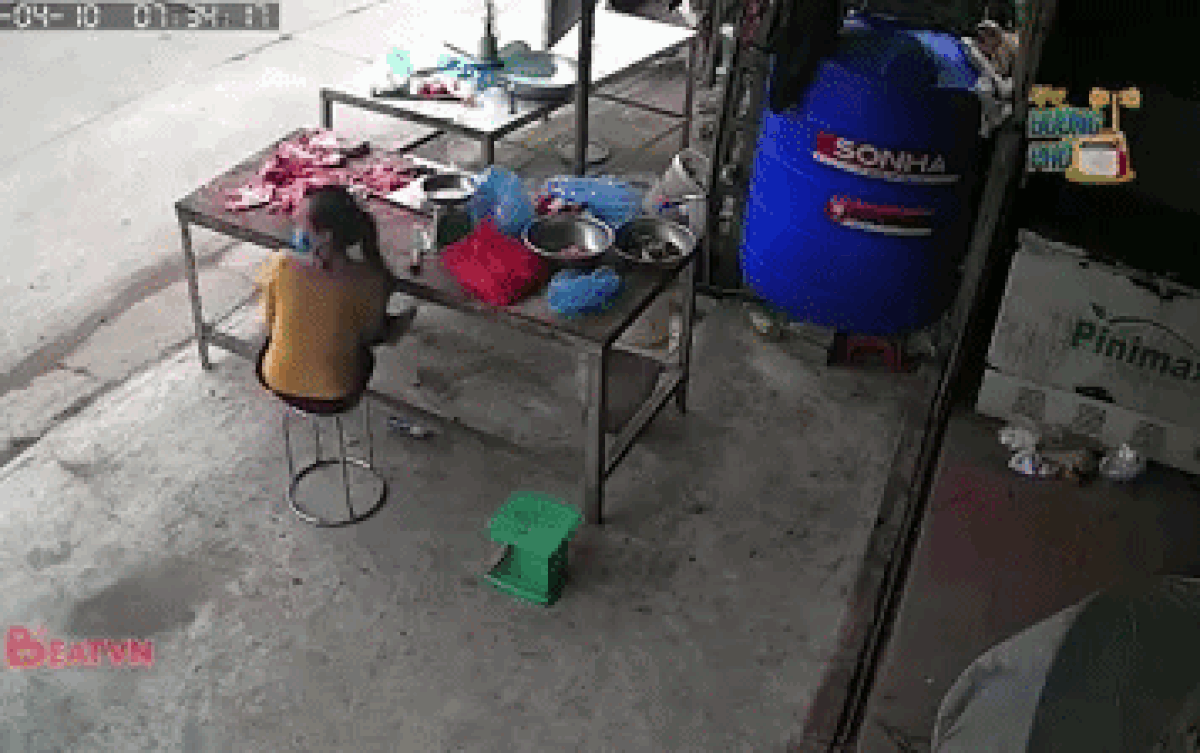 Cô gái mất lái, lao vào quầy bán thịt lợn.