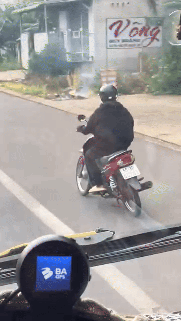 Chiếc xe cong vành vẫn chạy bon bon trên đường.