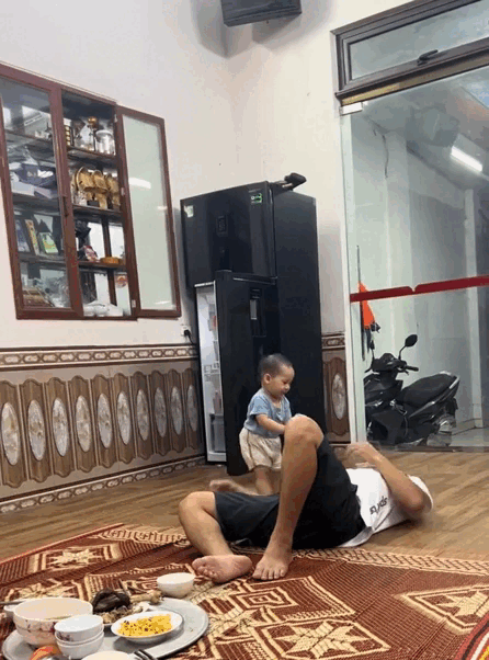 Thứ mà cậu bé lấy ra từ tủ lạnh để đưa cho bố là một lon bia. Nguồn: Bảo Nam