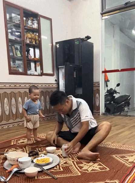 Thấy bố uống bia khoái chí, cậu bé cũng bắt chước biểu cảm của bố. Nguồn: Bảo Nam