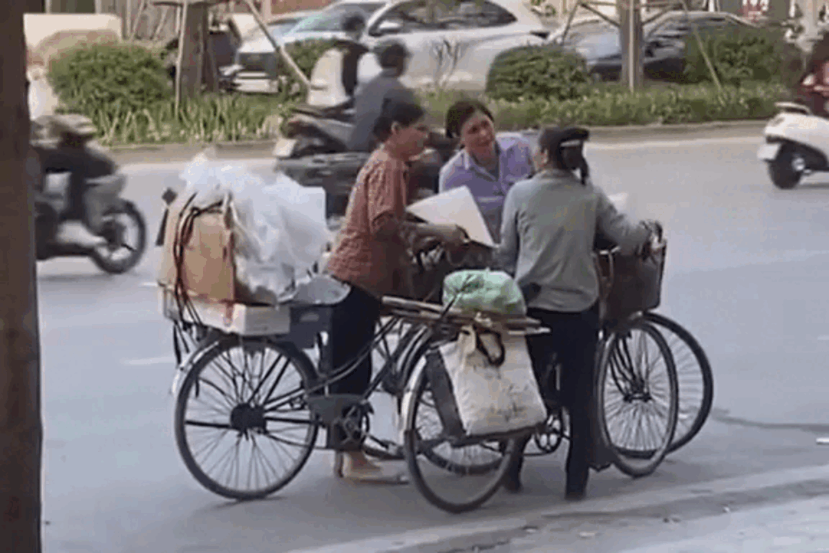 Khoảnh khắc 'họp chợ' của 3 người phụ nữ gây sốt mạng xã hội.&nbsp;