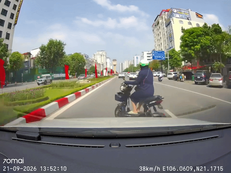 Người phụ nữ lao vào dải phân cách, xem camera hành trình ai cũng ngán ngẩm Ảnh 1