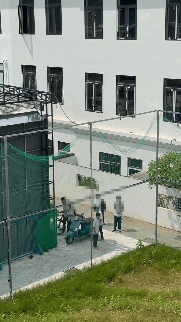 Nghe giọng cô giáo quát, cả nhóm đang định lao vào ẩu đả liền giải tán. Ảnh cắt từ clip/Nguồn: Nguyễn Tuệ Lâm