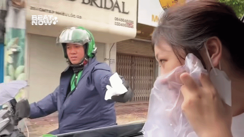 Đang say xe ô tô, cô gái được phen bất ngờ trước hành động của tài xế xe máy Ảnh 1