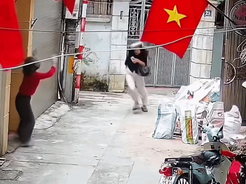 Clip: Đang đi bộ trong con hẻm, người phụ nữ bị 'tử thần' rơi trúng đầu Ảnh 1