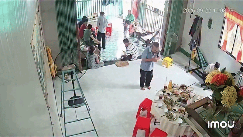 Clip: Người đàn ông vừa thắp hương xong, sự việc kinh hoàng liền xảy ra Ảnh 1
