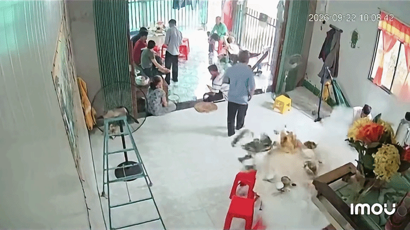 Clip: Người đàn ông vừa thắp hương xong, sự việc kinh hoàng liền xảy ra Ảnh 2