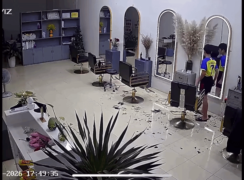 Chủ tiệm cắt tóc được phen tái mặt khi bé trai vừa bước vào tiệm, xem camera ai cũng đồng cảm Ảnh 1