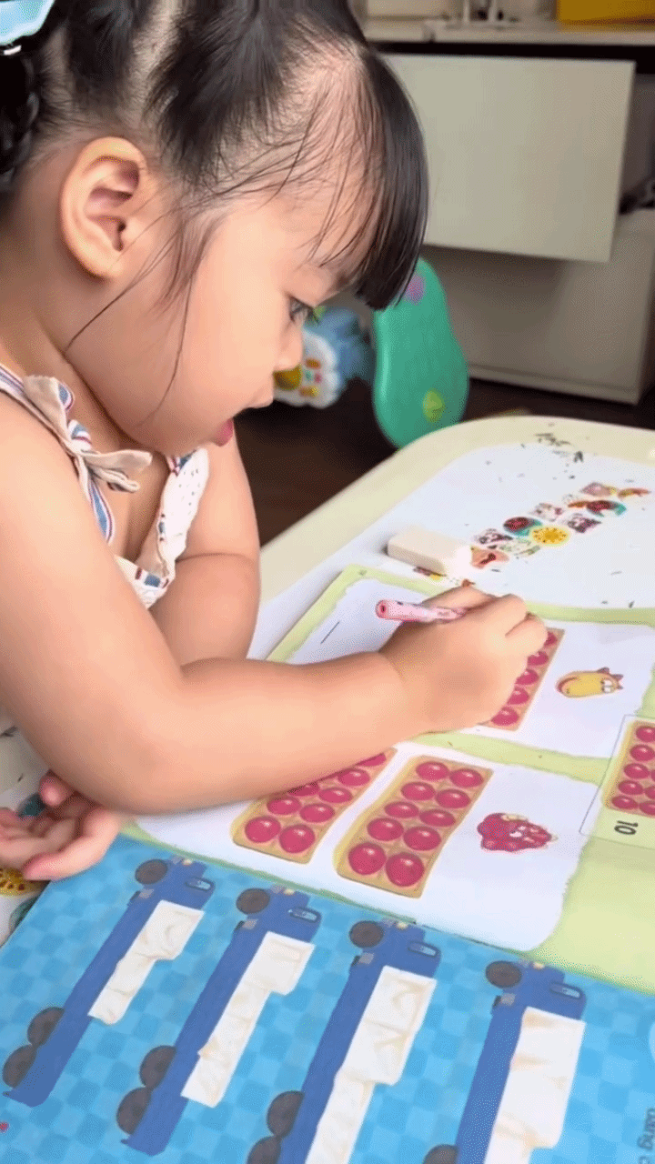 Cô bé chăm chú học đếm số.