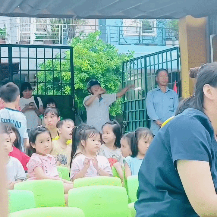 Hành động đáng yêu của người ông khi đến trường đón cháu đi học về. Ảnh cắt từ clip