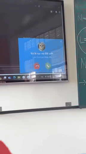 Thầy giáo ôm đầu khi thấy màn hình tin nhắn hiện lên trên máy chiếu. Ảnh cắt từ clip