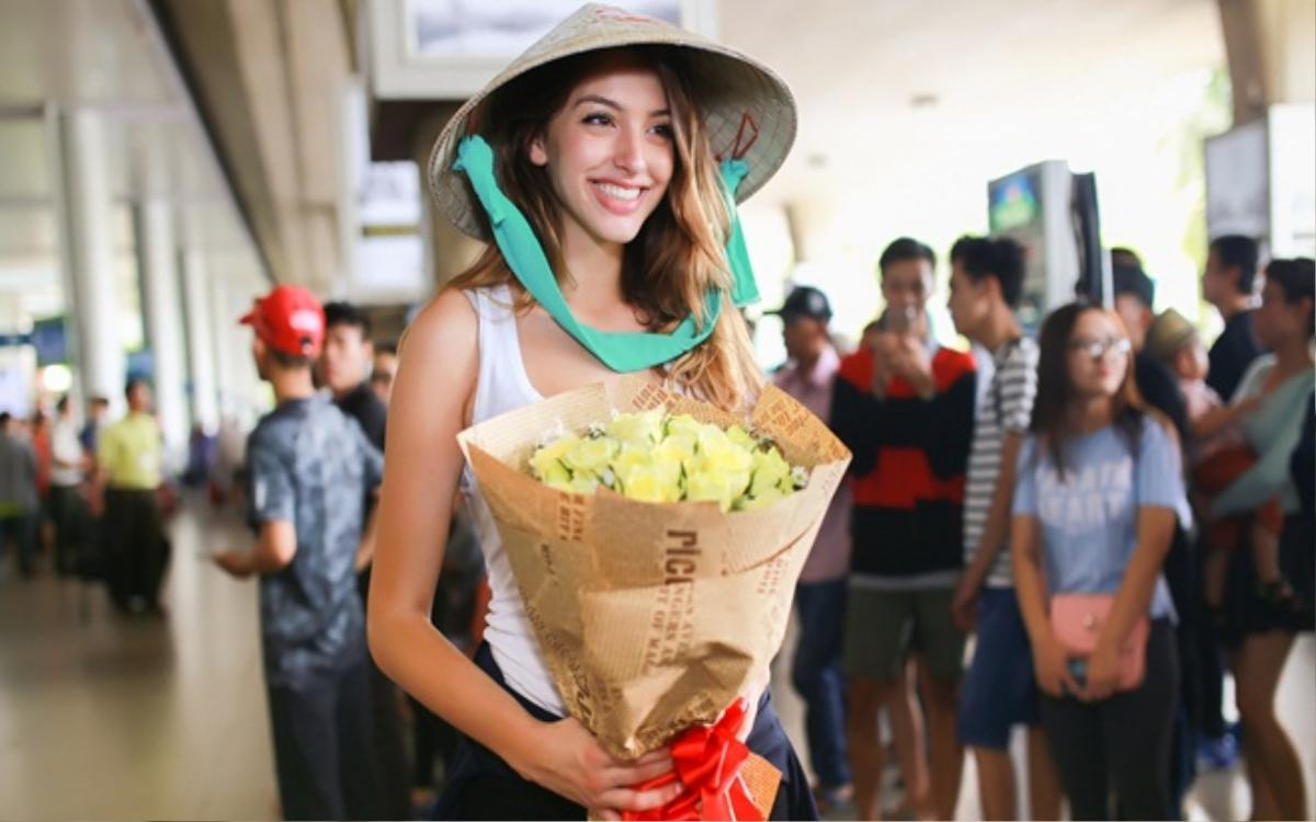 Celine Farach tới rồi 500 anh em ơi! Còn đội nón lá Việt Nam nữa chứ!