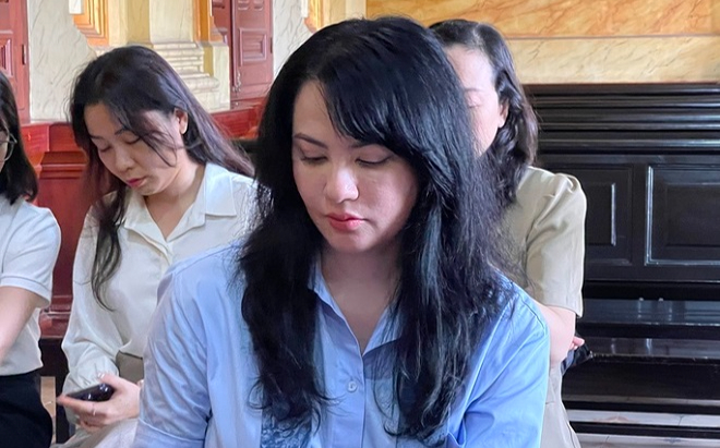 Siêu mẫu Ngọc Thúy xinh đẹp dự phiên tòa tranh chấp tài sản sau ly hôn