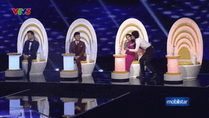 Fan phấn khích khi Đan Trường 'đè hôn' Cẩm Ly trên sân khấu Bolero