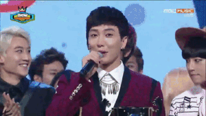 Nghệ sĩ Kpop và câu chuyện về những chiếc cúp 'đáng giá ngàn vàng'