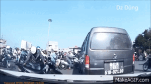 Clip hot: Hết hồn xe máy bỗng dưng bốc cháy giữa bùng binh Sài Gòn