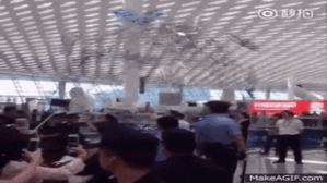 Song Joong Ki gây ồn ào vì cảnh hàng chục an ninh tạo hàng rào bảo vệ giữa sân bay