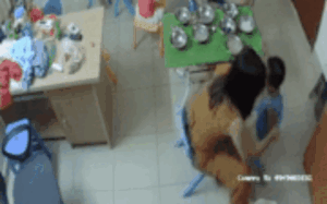 Xót ruột cảnh bé 3 tuổi bị cô giáo vả bôm bốp vào mặt khi đang ăn