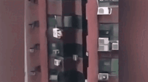 Trần như nhộng đu bám trên điều hòa tầng 8 trốn chồng của bồ