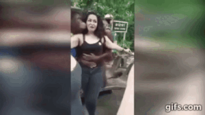 Đười ươi táo bạo ‘sàm sỡ’ vòng 1 của nữ du khách