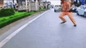 Tạm đình chỉ công tác CSGT tung cước chặn bắt khiến người đi xe máy lao vào dải phân cách