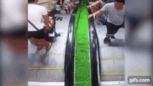 Thót tim xe đẩy trượt khỏi thang cuốn, em bé văng ra ngoài