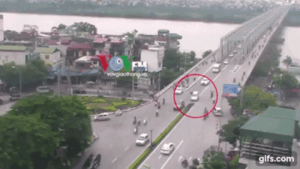 Xe ô tô 'cưỡi' lên dải phân cách, lao thẳng vào biển báo giao thông