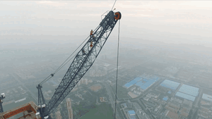 Clip: Rùng mình với cặp đôi hẹn hò trên nóc công trường cao nhất thế giới