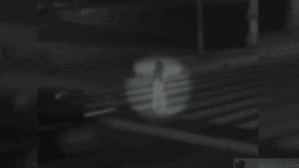 Clip hãi hùng: Bóng ma người phụ nữ 'khóc nhè' huyền thoại xuất hiện giữa phố trong đêm khuya