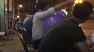 Hoảng hồn nam thanh niên vừa chơi bóng cười vừa 'quẩy' nhạc như phê thuốc