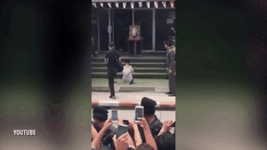 Người phụ nữ phải quỳ lạy trước đám đông vì dám phỉ báng Vua Thái Lan trên Facebook