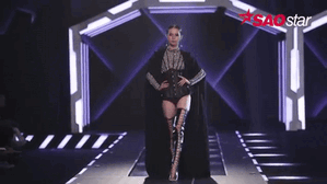 Khoảnh khắc khoe trình catwalk ngày một chuyên nghiệp của Phí Phương Anh, Lilly Nguyễn
