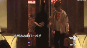 Fan nghi ngờ Phạm Băng Băng có thai khi thấy Lý Thần xoa bụng người tình giữa đêm khuya