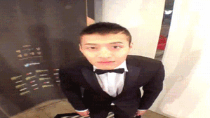 Nghìn lẻ một phản ứng 'dễ cưng' của sao Hàn khi bắt gặp camera 360 trên thảm đỏ