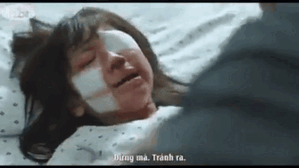 Nghẹn ngào hình ảnh cô gái nhỏ gào thét sợ hãi chính cha ruột của mình vì nỗi ám ảnh bị xâm hại