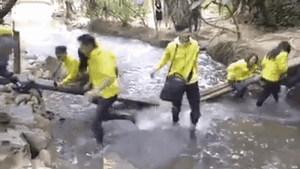 Vui đùa 'tự sướng' làm gẫy cầu ở Suối Cá thần, phượt thủ hả hê khoe chiến tích