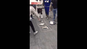 Clip các bà các mẹ ở chợ chơi bầu cua hài hước, xóc đĩa ra hẳn một đàn ếch